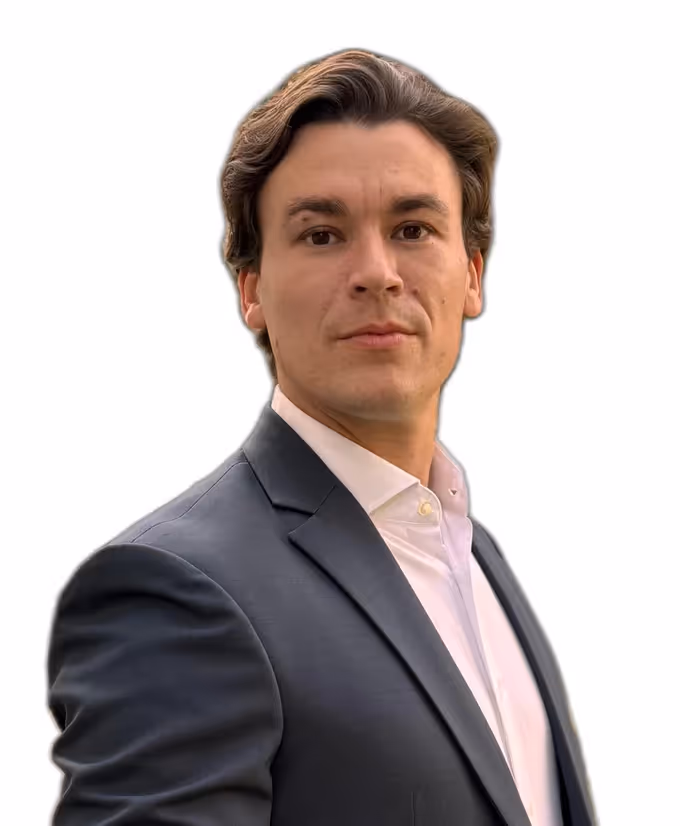 Philipp Resch im Anzug, Job- und Einwanderungs-Experte bei Neveco.